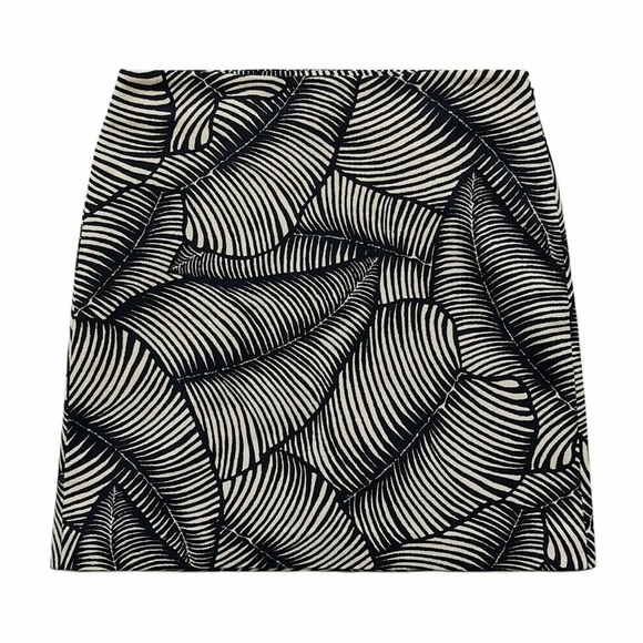 Black and White Leaf Pattern mini Skirt - Picture 6 of 8